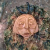 Zadziwienie - Ręcznie rzeźbiona drewniana zawieszka / Wonder - Hand-carved wooden pendant